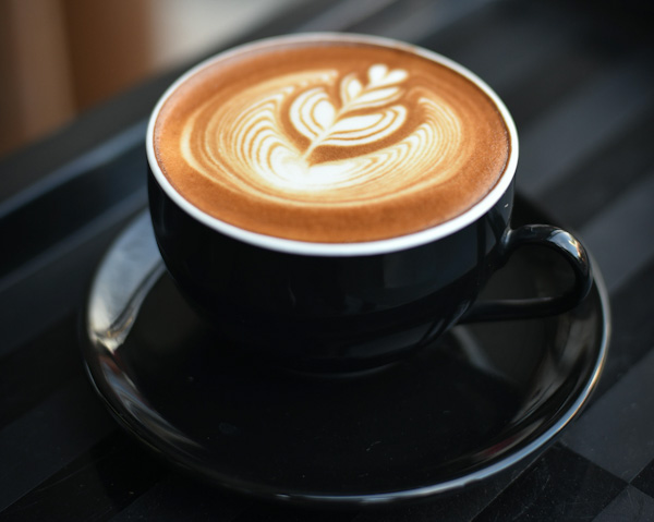 Eine Tasse Cappuccino mit Milchschaum
