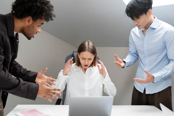 Streit am Arbeitsplatz zwischen 3 Mitarbeitenden