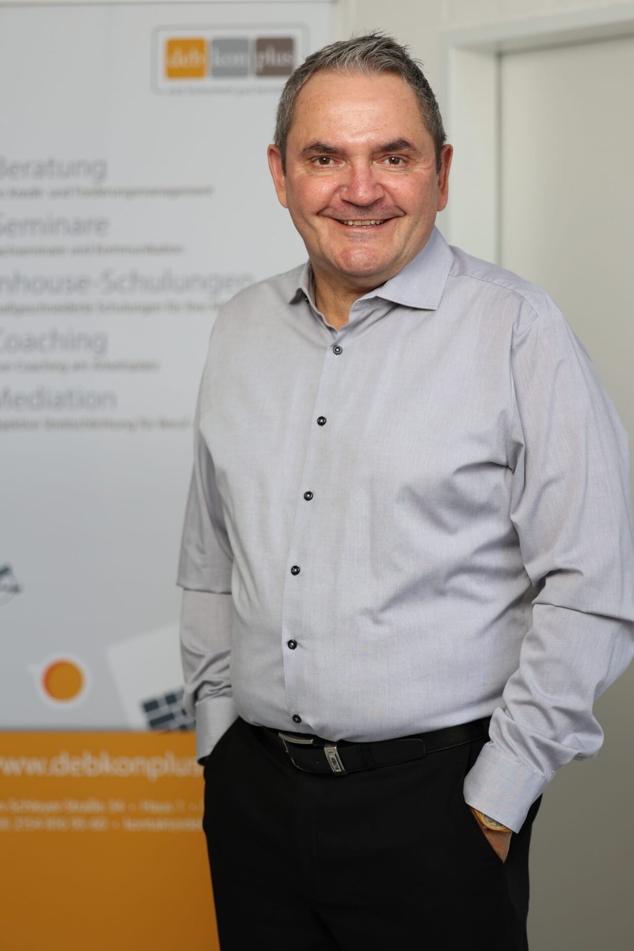 Mann im Büro vor Banner