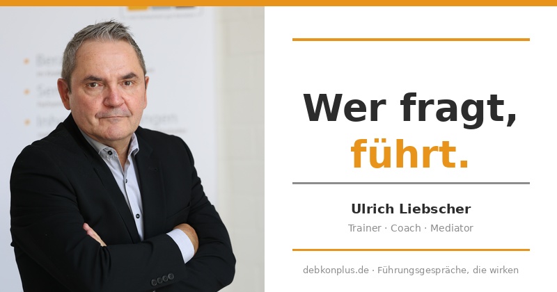 Porträt von Ulrich Liebscher mit Slogan „Wer fragt, führt.“