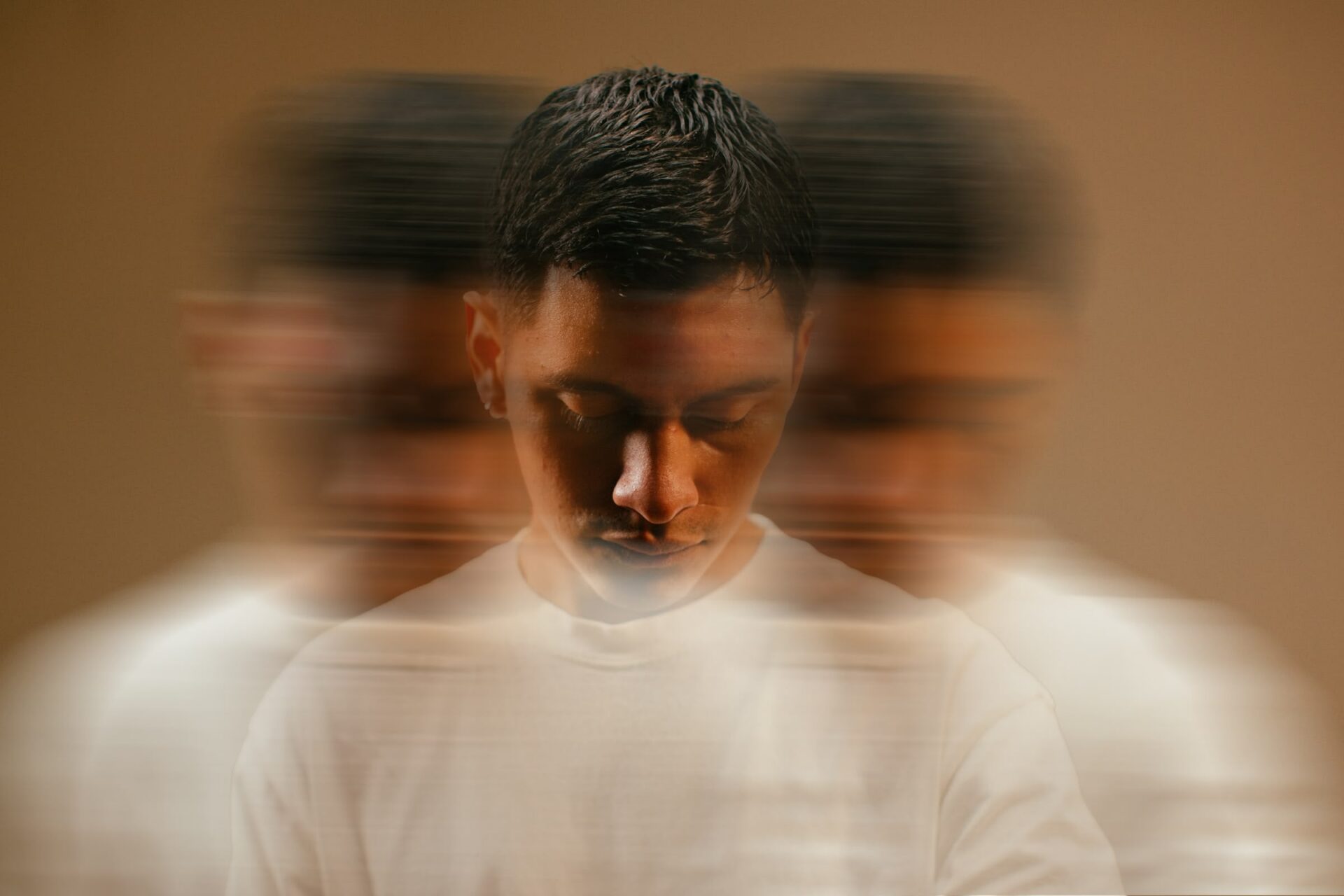 Unscharfer Mann in Bewegungseffekt