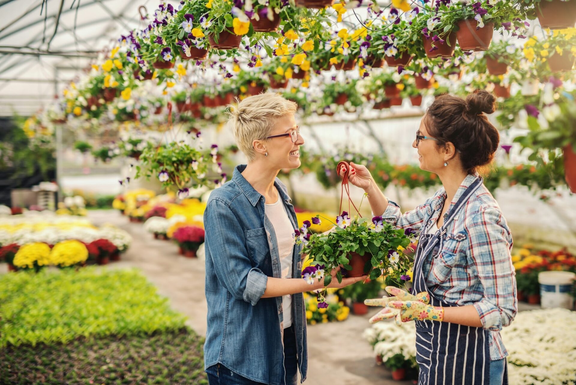 Zwei Frauen im Gewächshaus mit Blumen