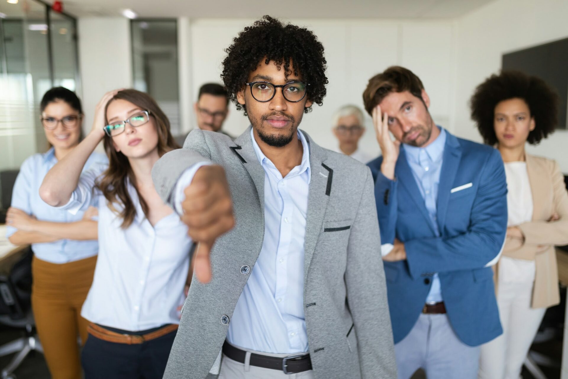 Team zeigt Enttäuschung mit Daumen runter.