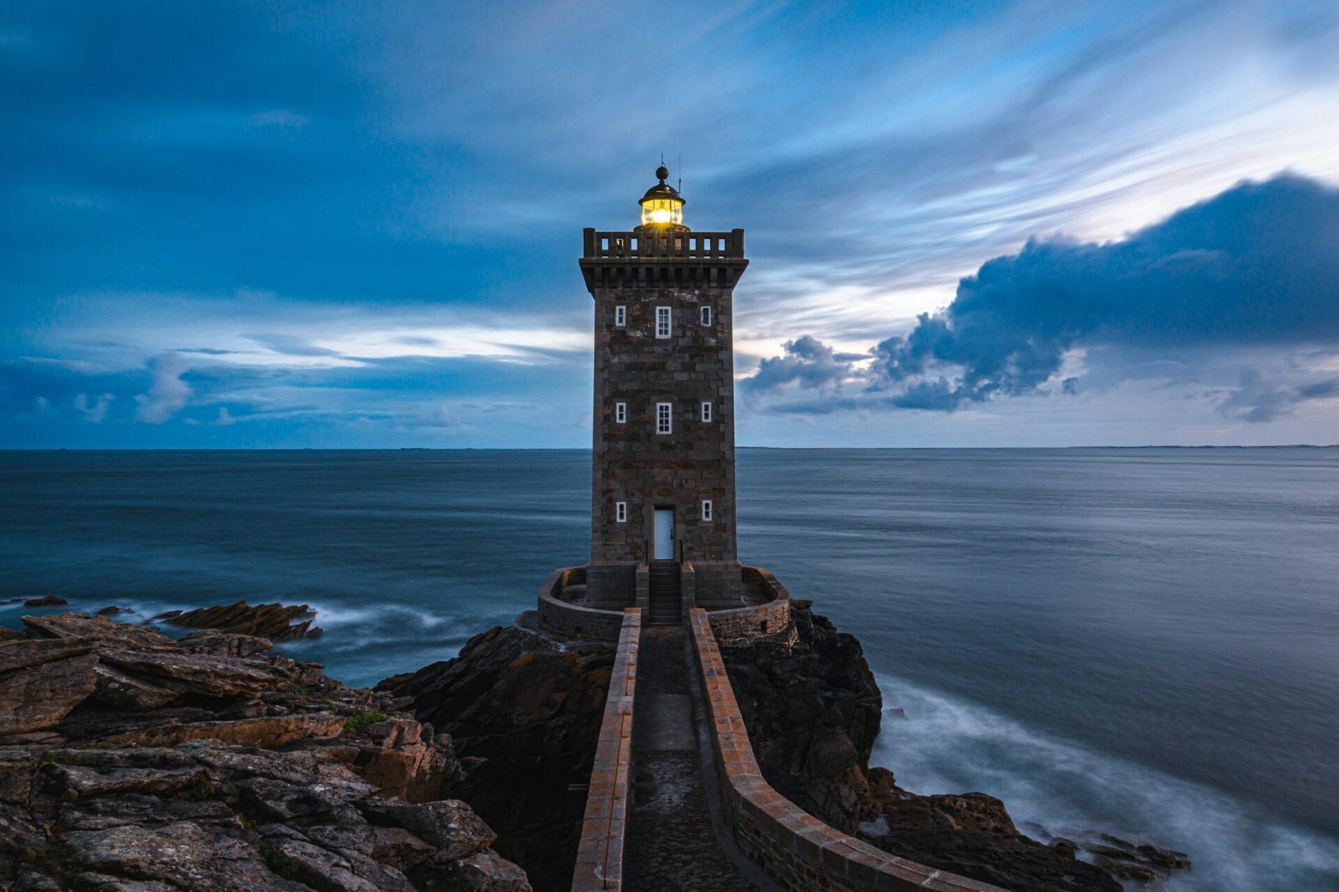 Leuchtturm am Meer bei Sonnenuntergang