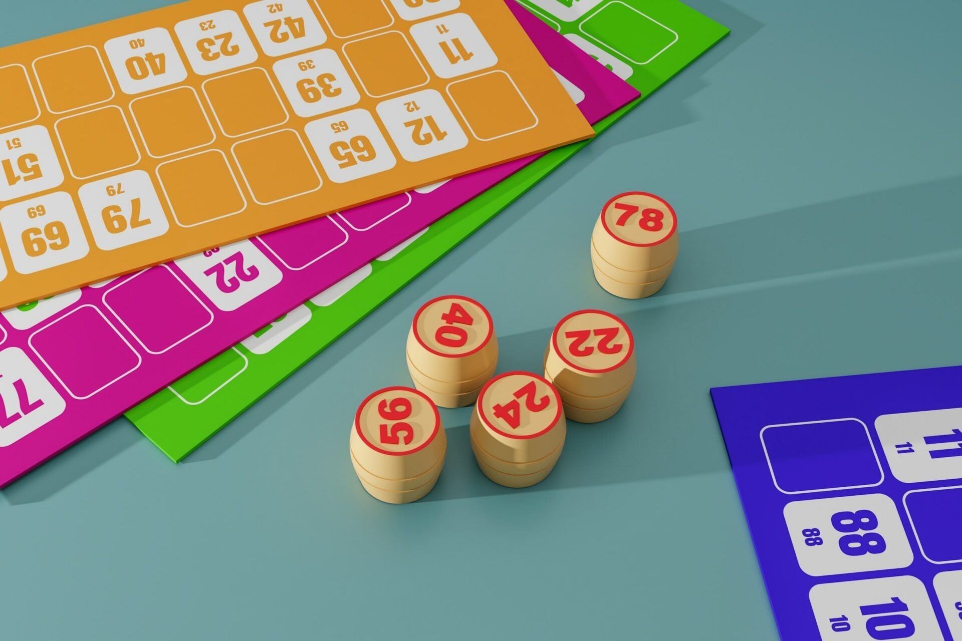 Bunte Bingo-Karten und Spielchips auf Tisch