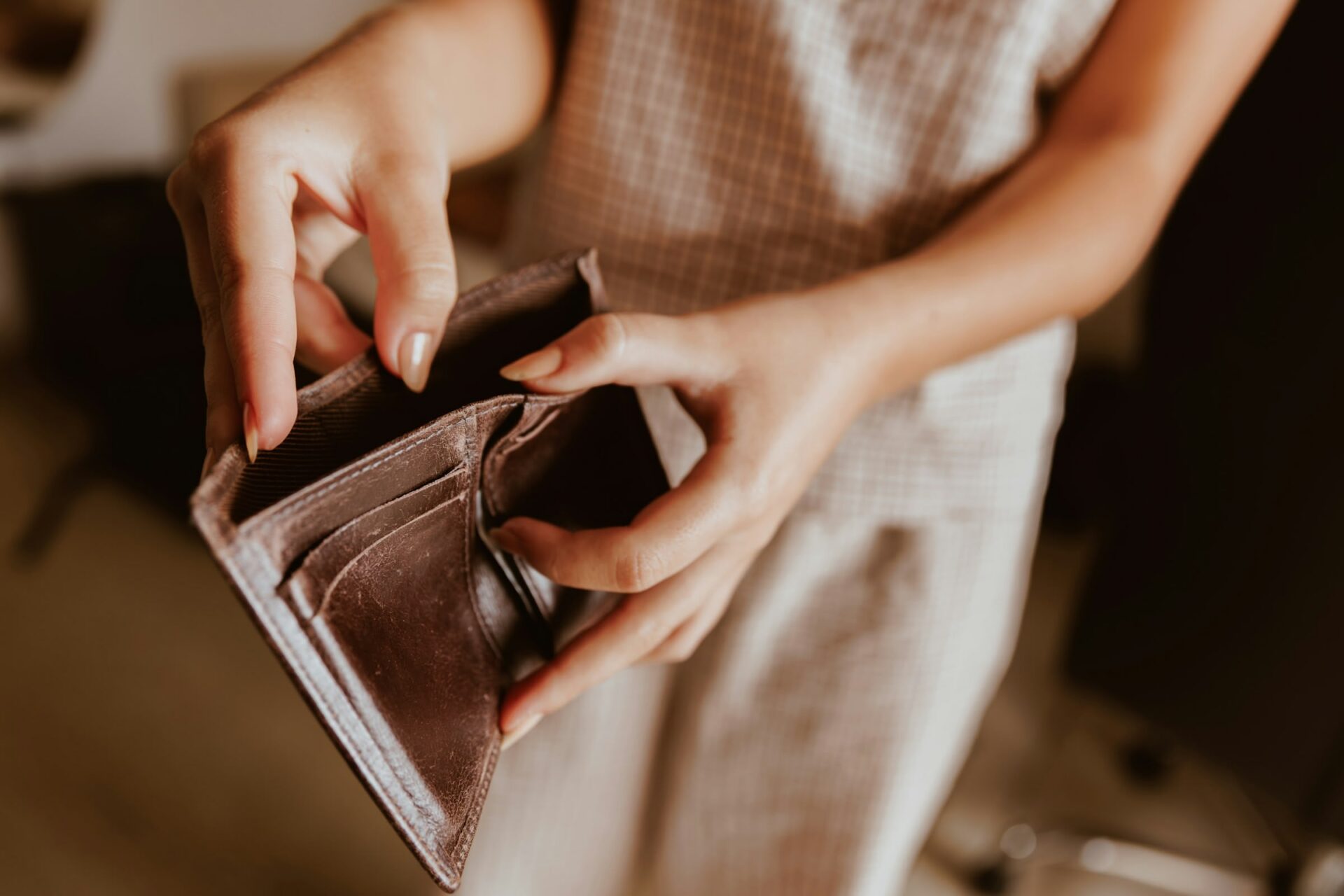 Leeres Portemonnaie in Hand gehalten
